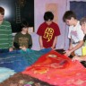 Les élèves de la Roselière fabriquent une murale de laine feutrée